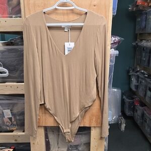 Hudson North Size L Light Camel Long Sleeve V-Neck Bodysuit